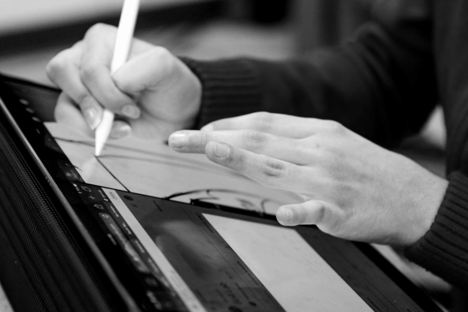 Análisis financiero profesional con documentos y gráficos de liquidez