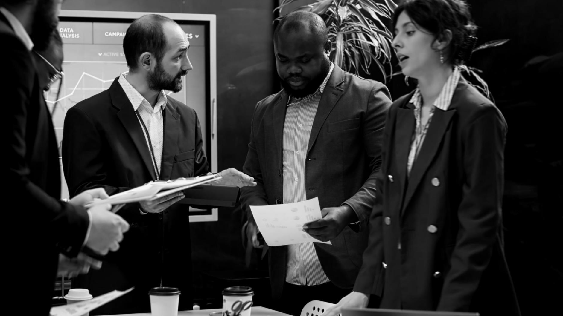 Documentos financieros y análisis preparatorio sobre mesa de trabajo