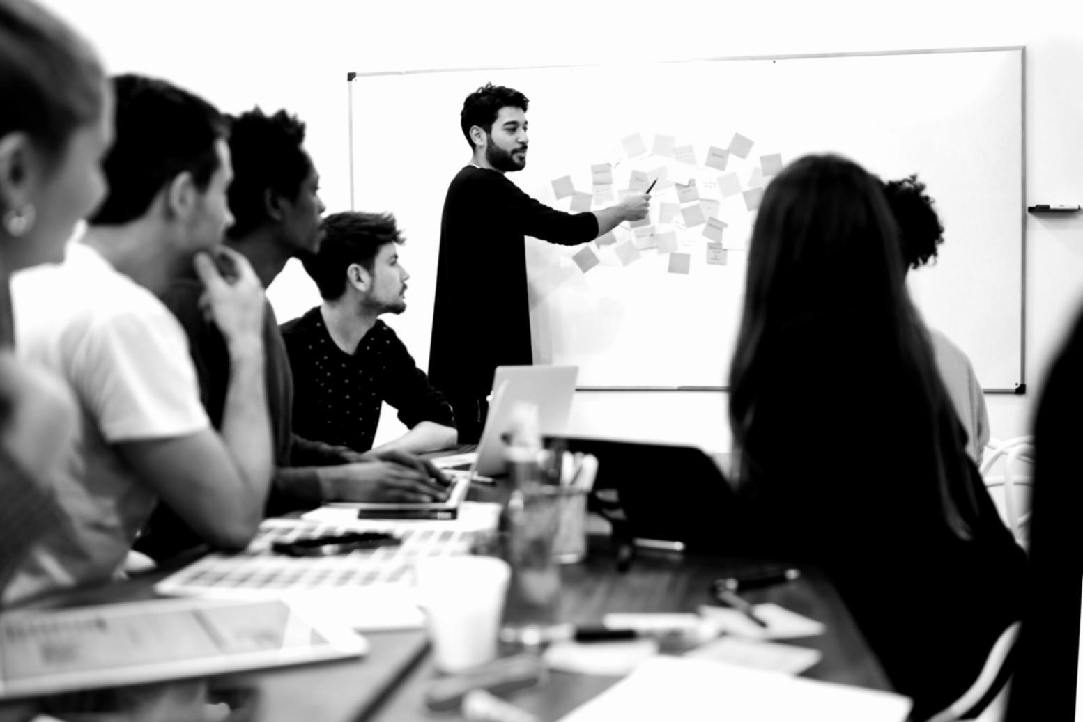 Análisis financiero en entorno profesional